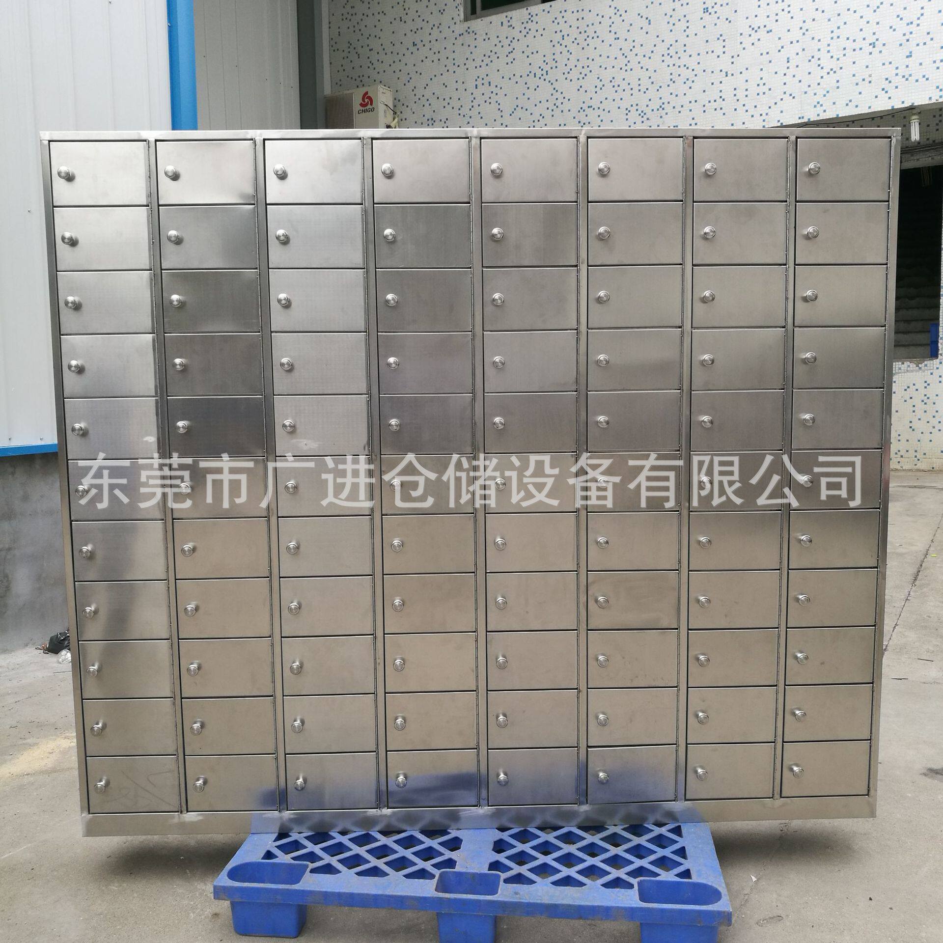 工厂食堂餐厅员工不锈钢餐盘柜 带门吸铁石员工不锈钢餐具柜现货
