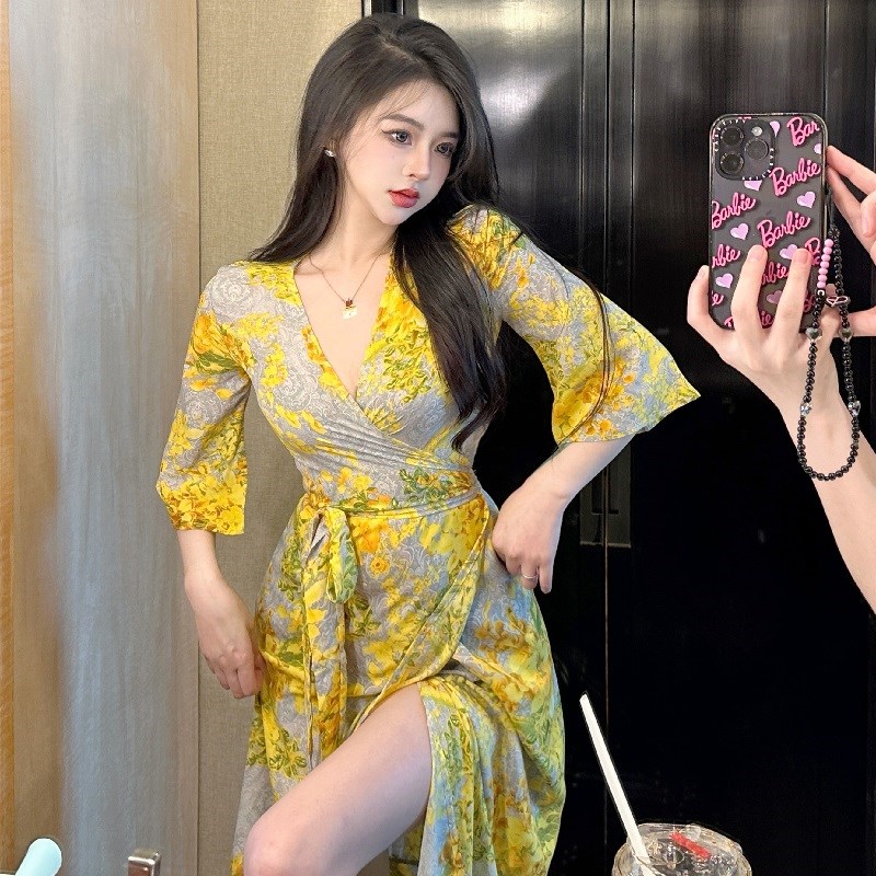 速发大码裹斯斯法式高感感金黄色花卉卜身连衣裙夏性级度假长裙
