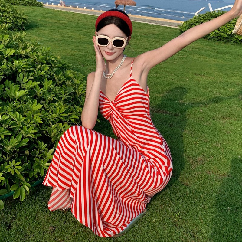 速发三亚海边度假拍照衣服红色条纹吊带连衣裙夏季多巴胺超仙沙滩