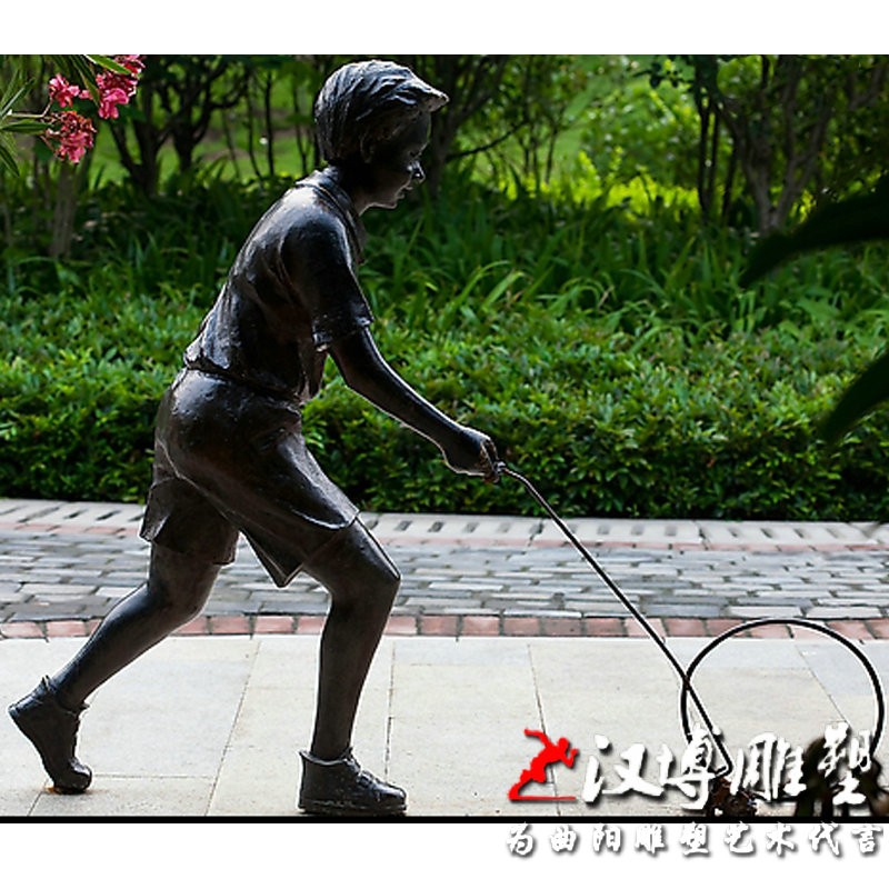 小孩滚铁圈童趣雕塑玻璃钢仿铜儿童做游戏小品订制公园步行街景观