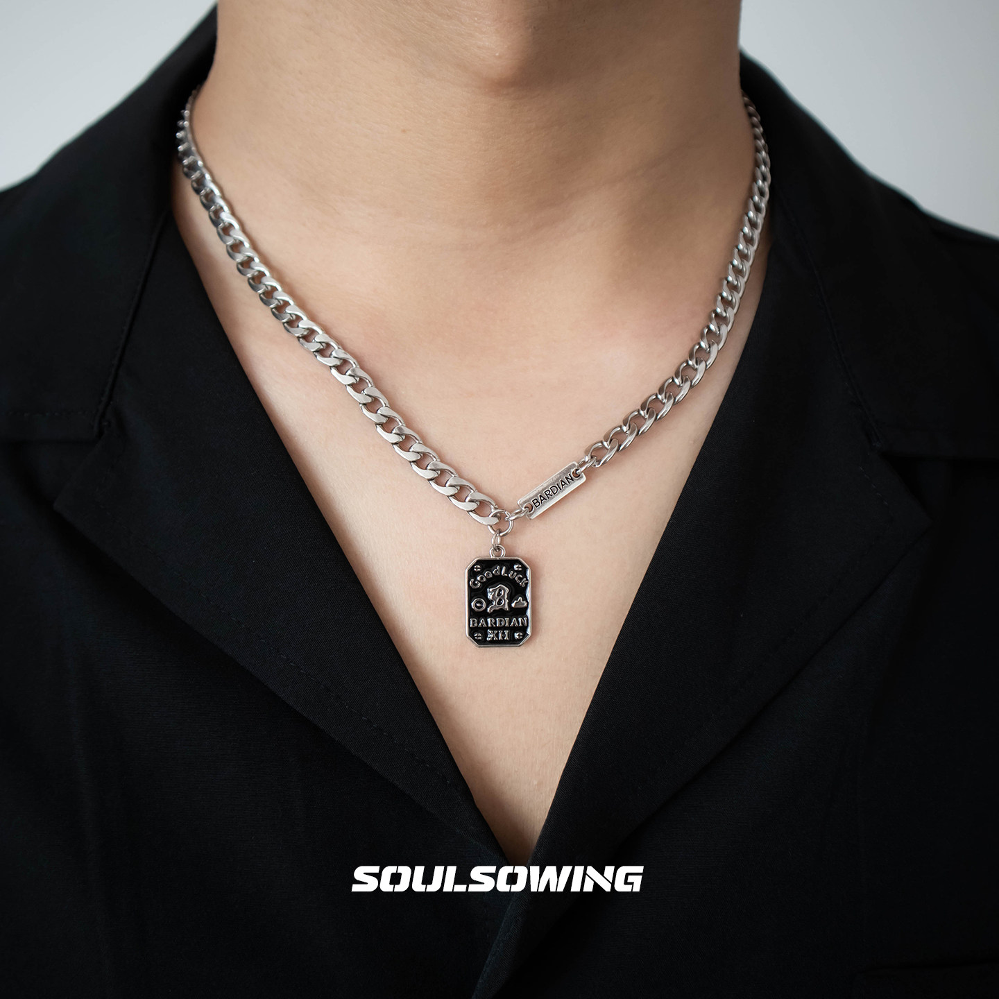 项链男款钛钢铭牌吊坠小众设计高级感潮流痞帅毛衣链时尚轻奢百搭