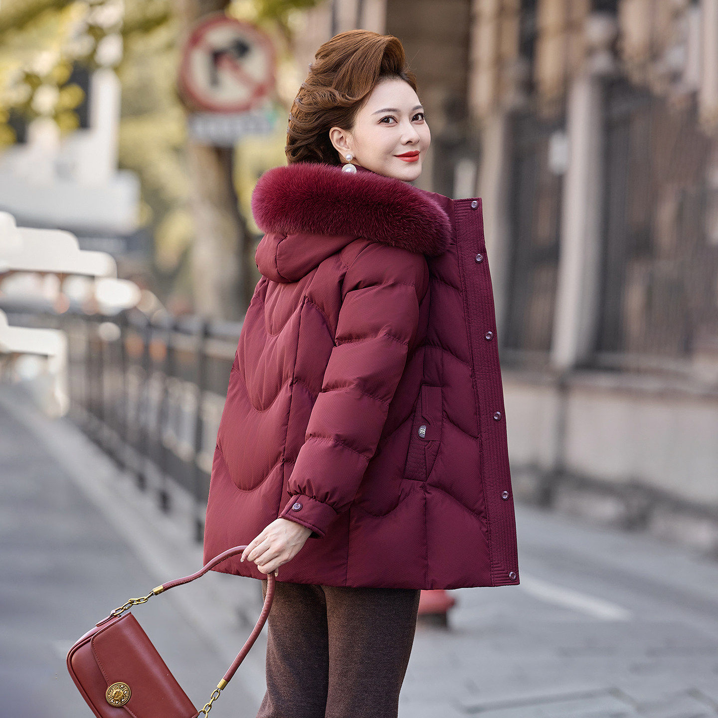 雪中飞中老年狐狸毛领羽绒服