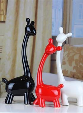 红色三口之家三只小鹿北欧风格客厅家居装饰品酒柜工艺摆饰陶瓷小
