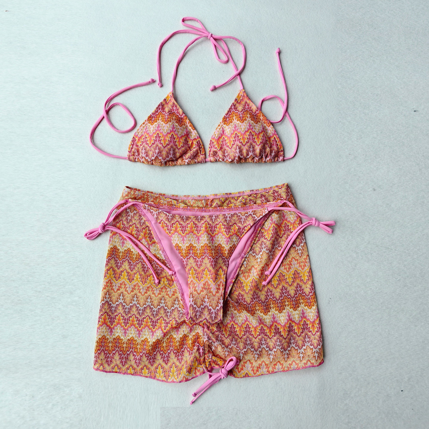 2026新款纯欲花纹挂脖绑带比基尼女三件套度假风分体泳衣聚拢泳装