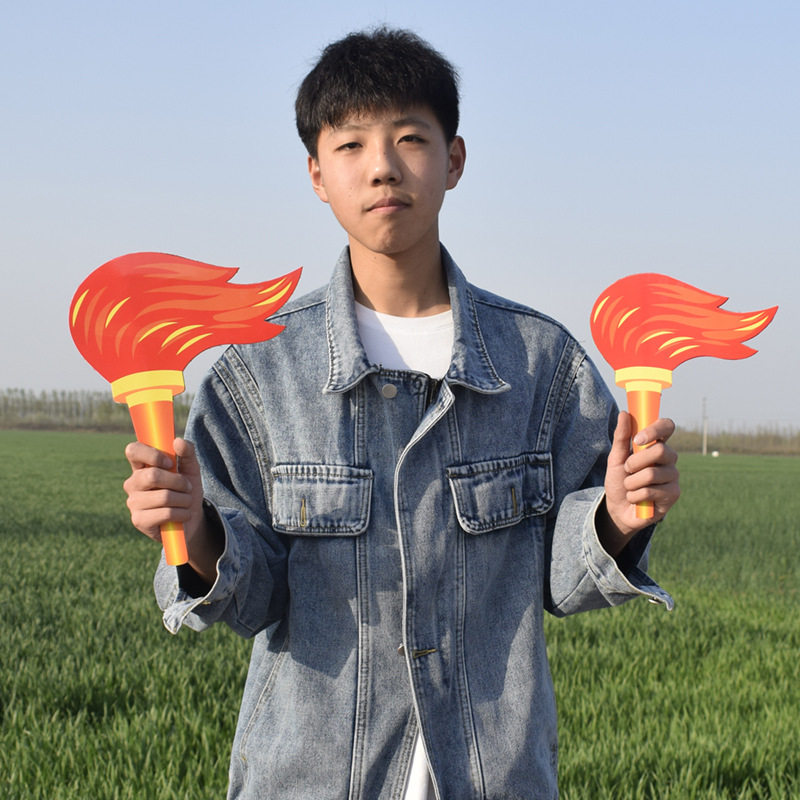 运动会入场手拿火炬节日开幕式