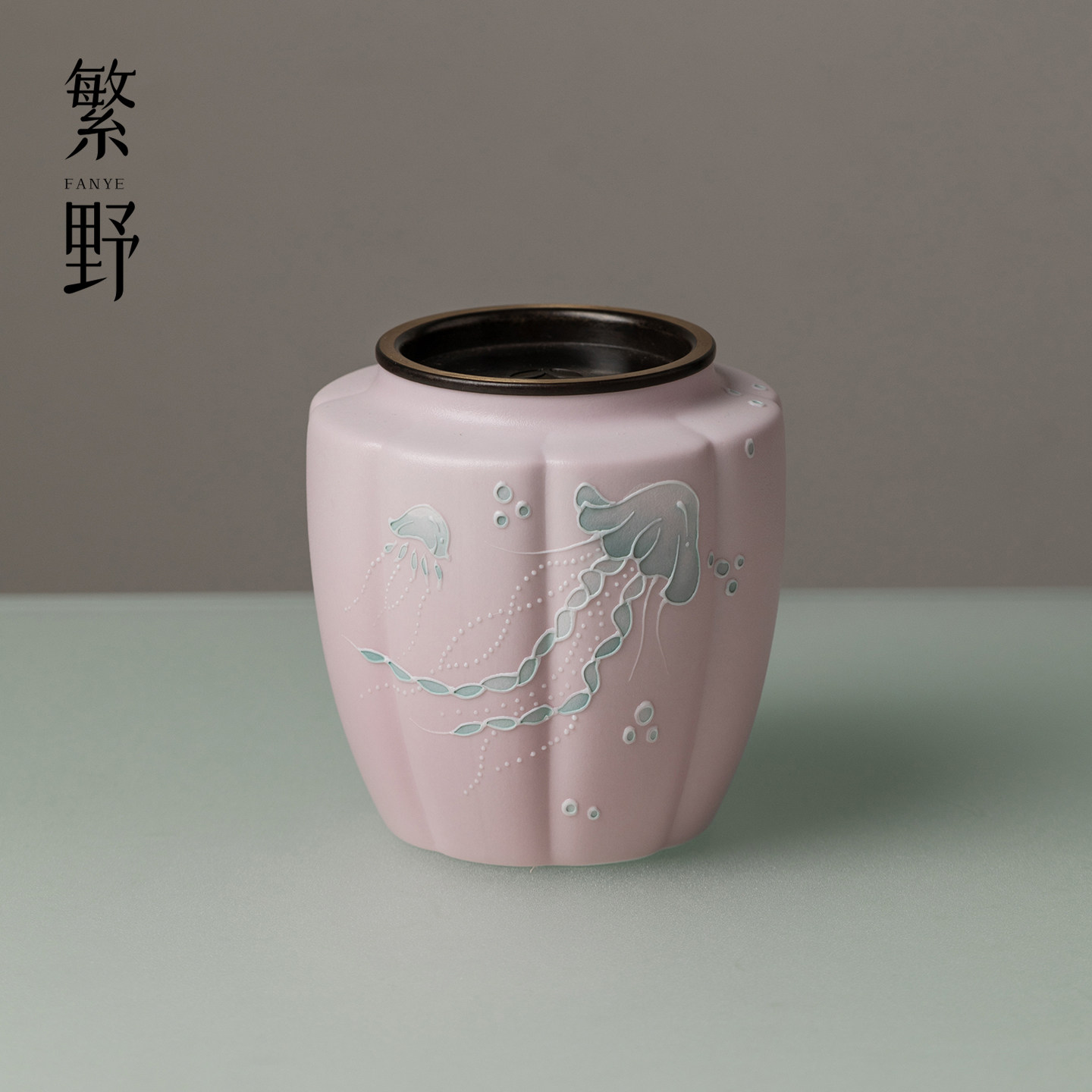新中式粉彩手绘水母建水带铜盖