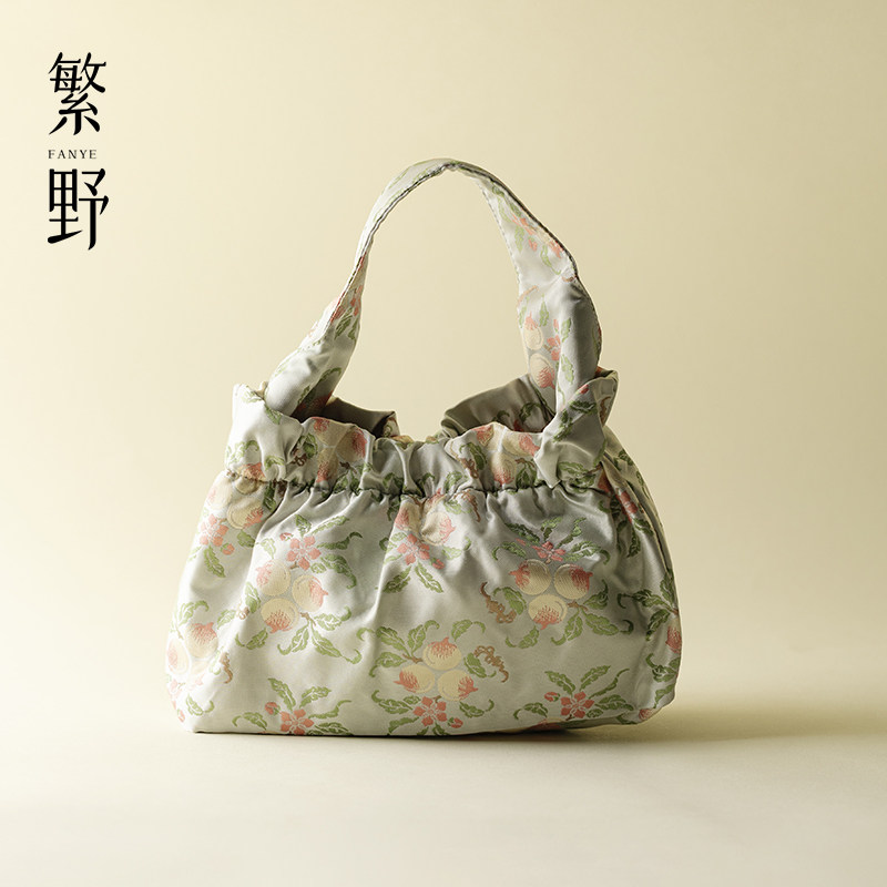 繁 新中式织锦桃子云朵包高颜值女士手提包外出便携化妆包收纳包