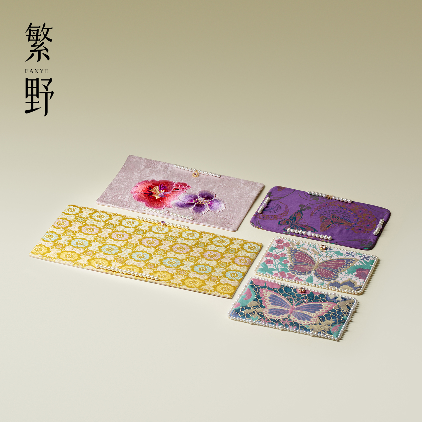 鎏金粉底织锦梅花钉珠茶席