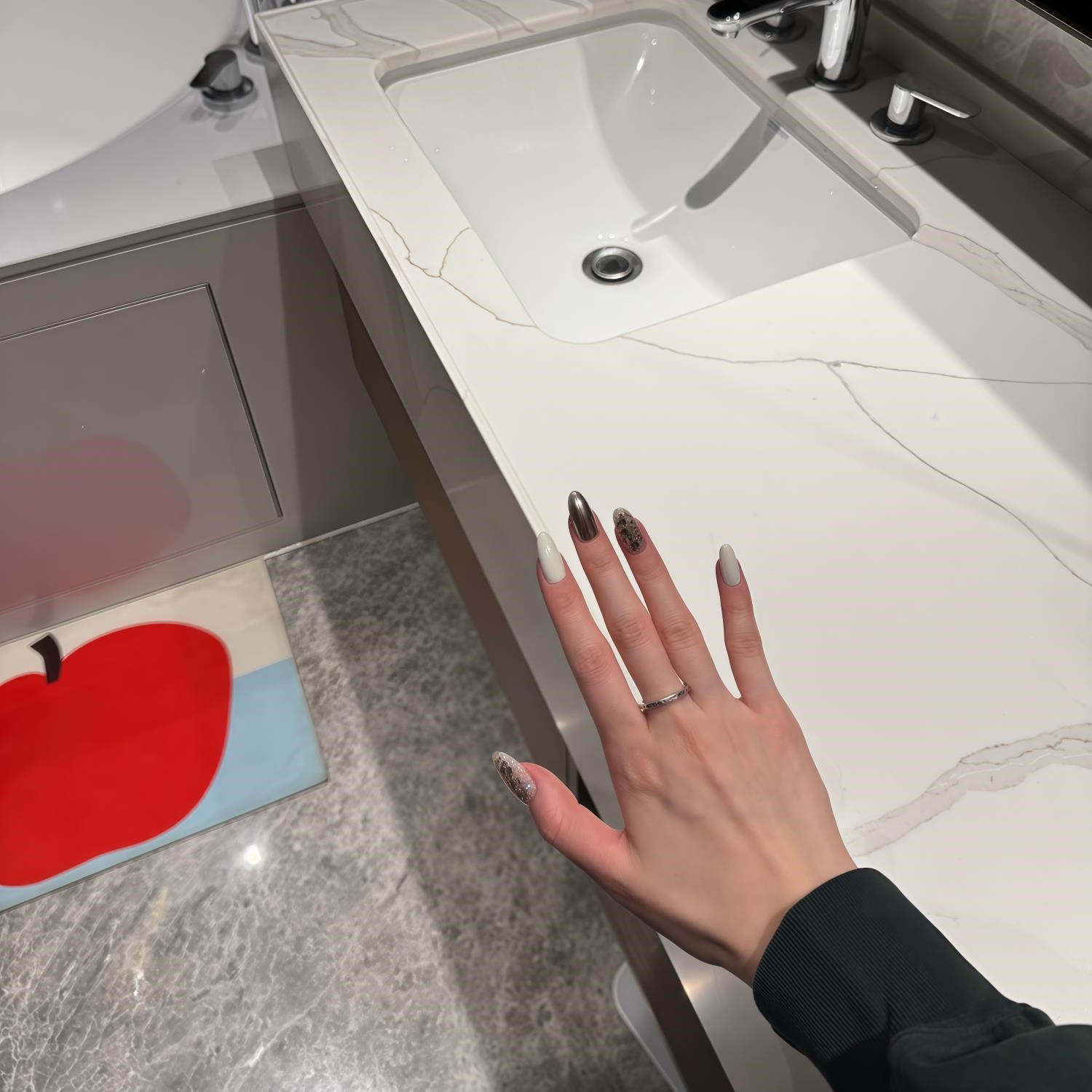 2025新款新款秋冬清冷白金手工穿戴甲短款香槟亮片爆闪高级感美甲