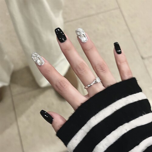 黑色银色碎钻穿戴美甲