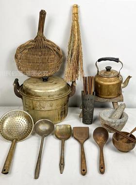 民俗老物件老炊具铝锅铝烧水壶木质餐具老石臼筷子笼复古装饰摆件