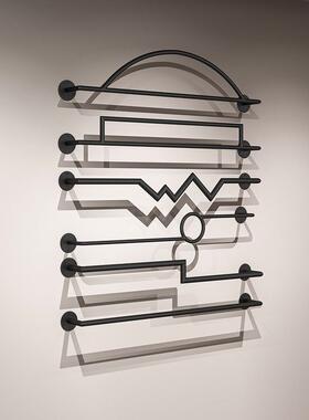 壁挂式衣架服装店特别简单的黑色壁挂式横杆架组合女装店服装展示