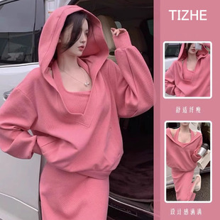 速发大码气质粉色挂脖吊带连衣裙秋冬胖妹妹高级感卫衣件两套装