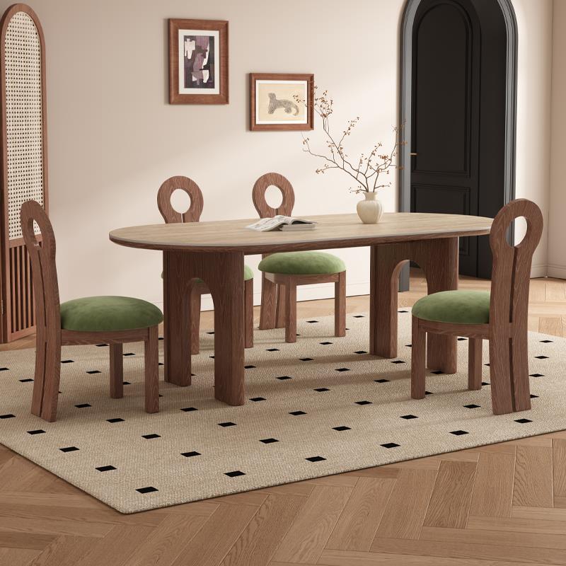 法国中世纪风格的石灰华石板餐桌和椅子组合为家庭小公寓设计师覆