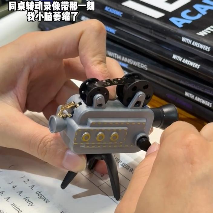 复古放映机手摇胶卷投影桌面摆件小巧易携带儿童益智玩具书包挂件