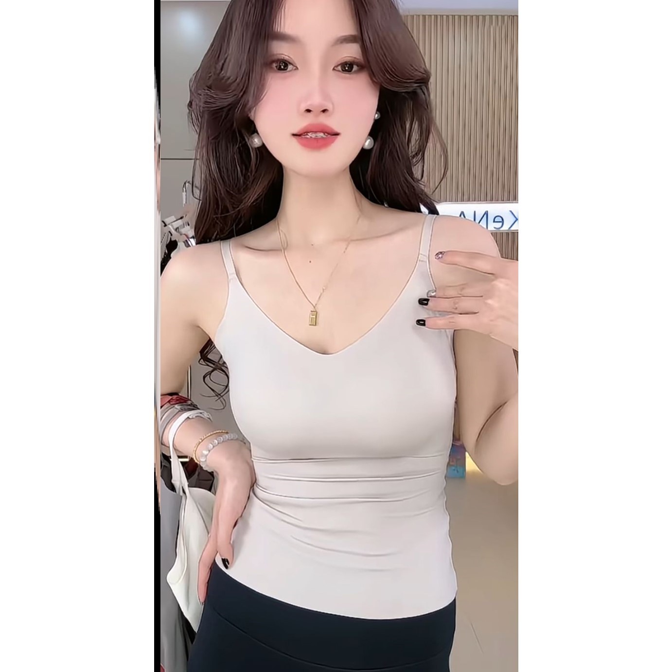 2025夏季新款女冰丝吊带背心带胸垫一体V领简约美背外穿上衣