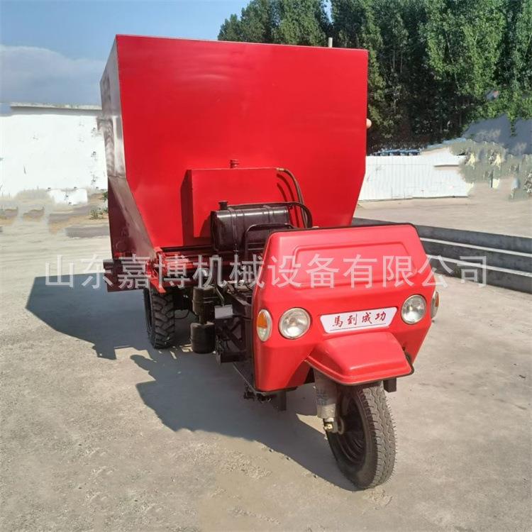 柴油机带牛羊撒料车养殖场全自动喂料机电动三轮撒料车草料喂料机