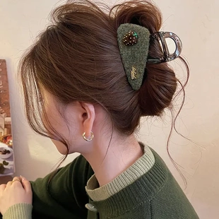 草莓毛毡三角头发抓夹女高级鲨鱼夹2025新款 发夹巨好看百搭发饰XW