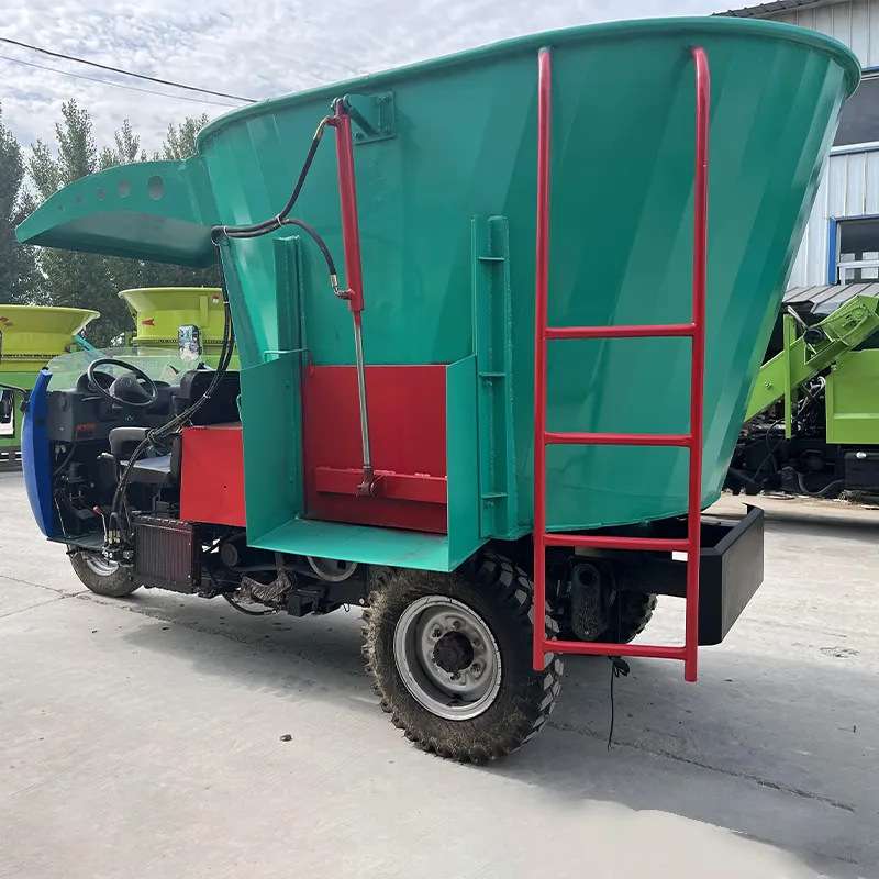 养殖用tmr搅撒一体机液压开仓牛棚料槽添草机五方容量三轮喂料车