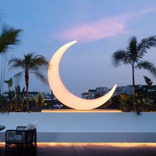 网红月亮灯户外落地弯月灯美陈造景月牙草坪装饰庭院花园景观灯