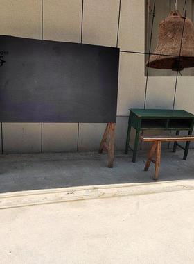 怀旧80年代学校用品老式双人课桌单人课桌黑板打铃铁钟展示老物件