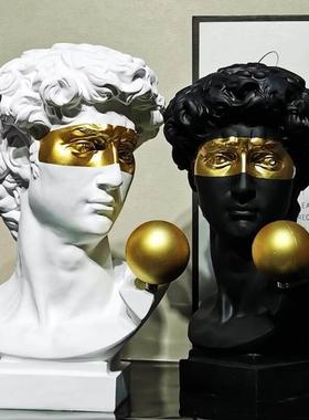 北欧轻奢创意大卫雕塑样本间客厅玄关石膏雕像软装高级艺术品摆件