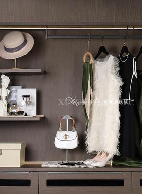 样板房衣帽间软装饰无障碍豪华小香水服装服装帽子高跟鞋梳妆台托