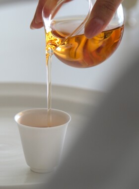 柒月里定制景德镇手作侘寂风潮汕单丛杯马蹄闻香杯主人杯茶杯瓷器