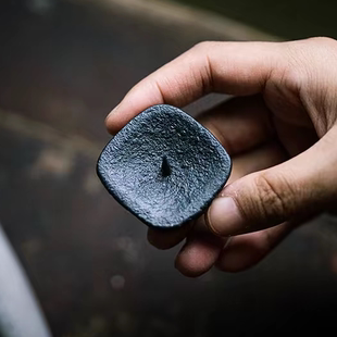 手工铸铁烛台日式侘寂黑铁烛台高泽带孔蜡烛底座日式茶道蜡烛拖