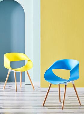 斯堪的纳维亚Eames桌椅简单的现代餐桌和椅子组合塑料靠背椅子家