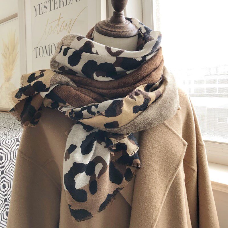 时尚洋气高档棕色豹纹围巾女士秋季薄款棉麻丝巾冬季护颈保暖围脖