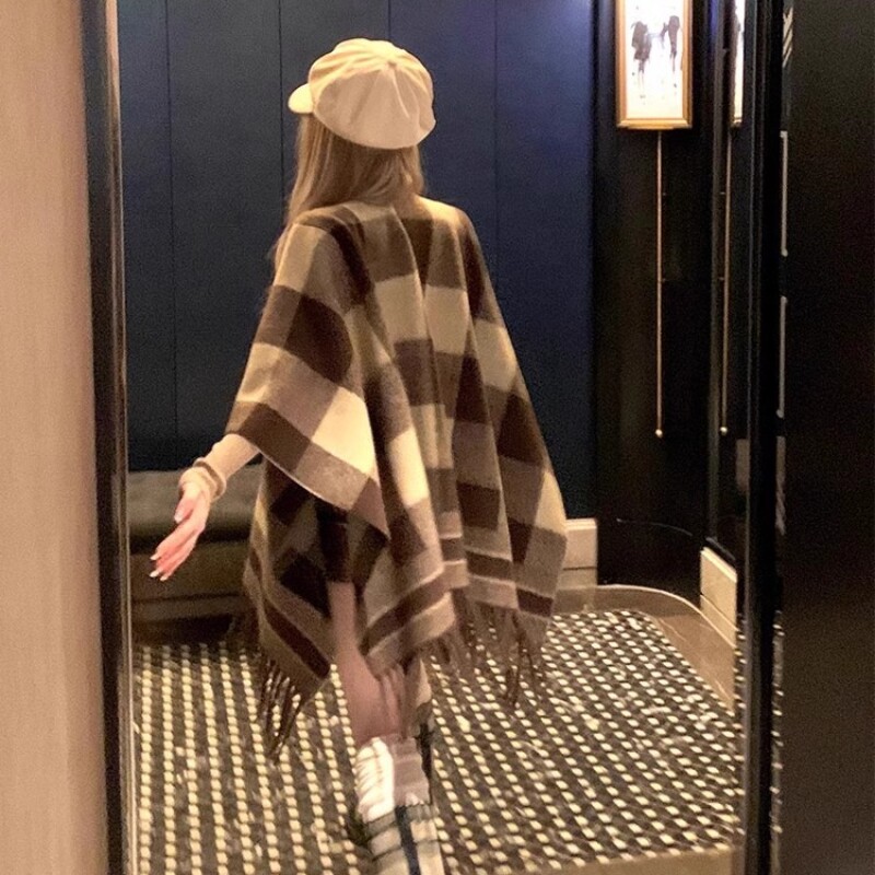 美拉德色系驼色披肩女2025新款旅游外搭秋冬季氛围感斗篷披肩围巾