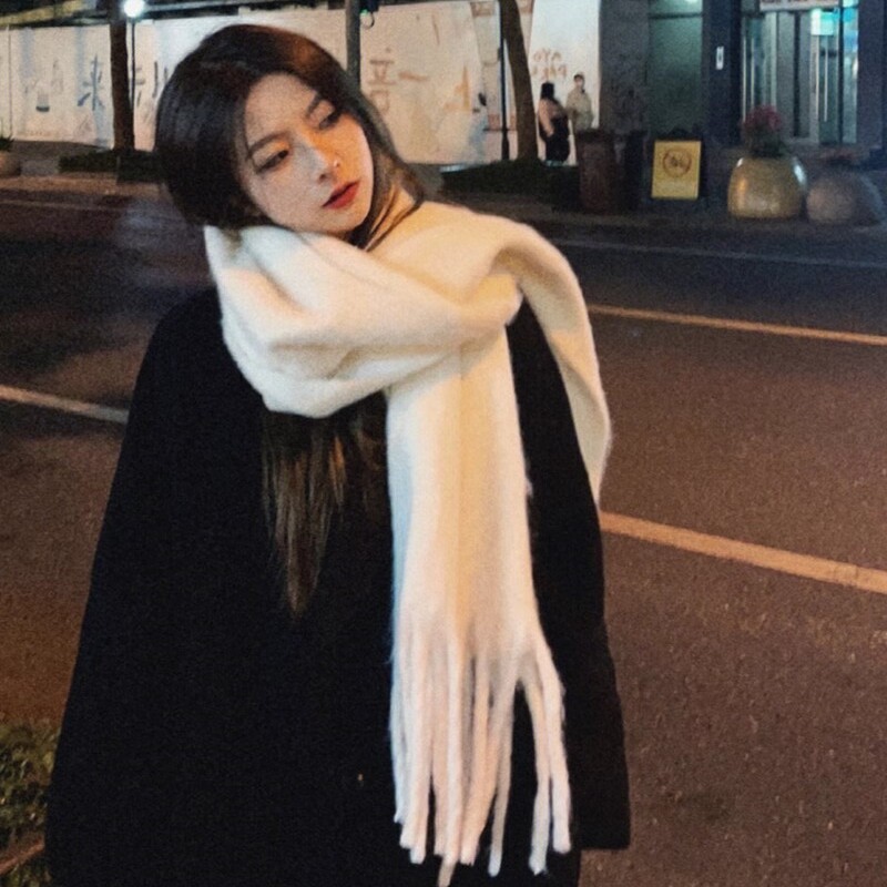 2025新款白色马海毛围巾女秋冬季毛绒加厚保暖韩系氛围感学生围脖