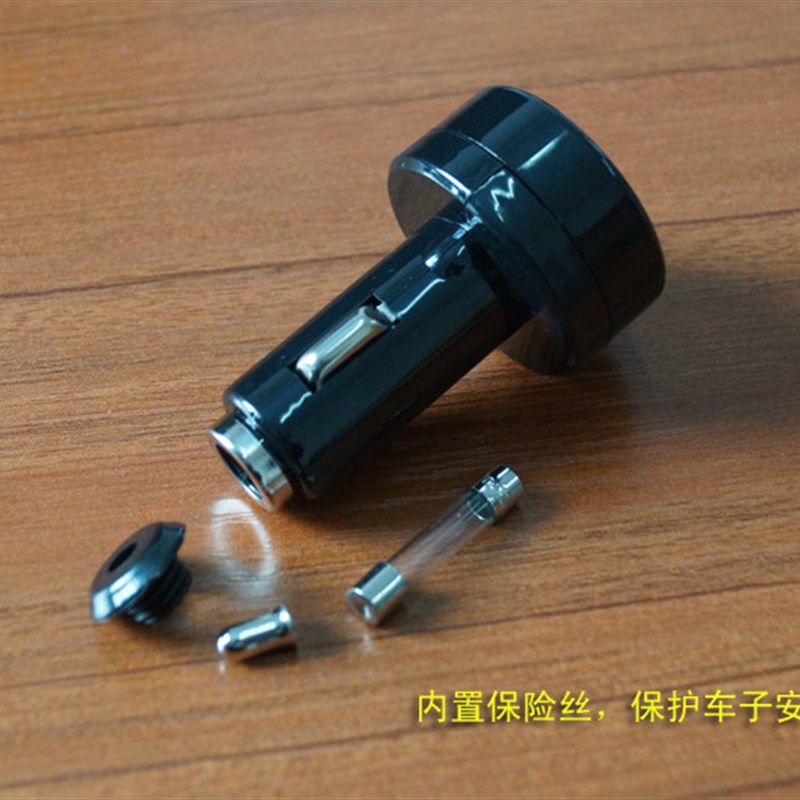 热销汽车点烟器车载2.1A手机车充充电器车内电压温度表3合1电压检