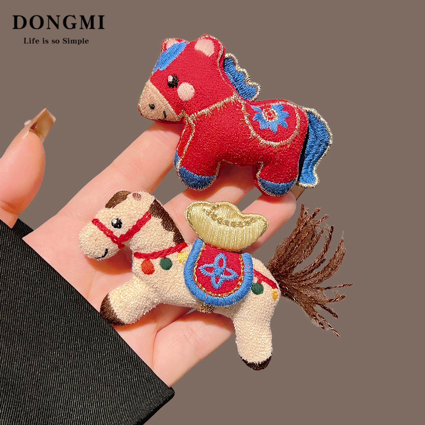 可爱红色新年布艺本命年小马胸针女2026新款胸花围巾大衣别针配饰