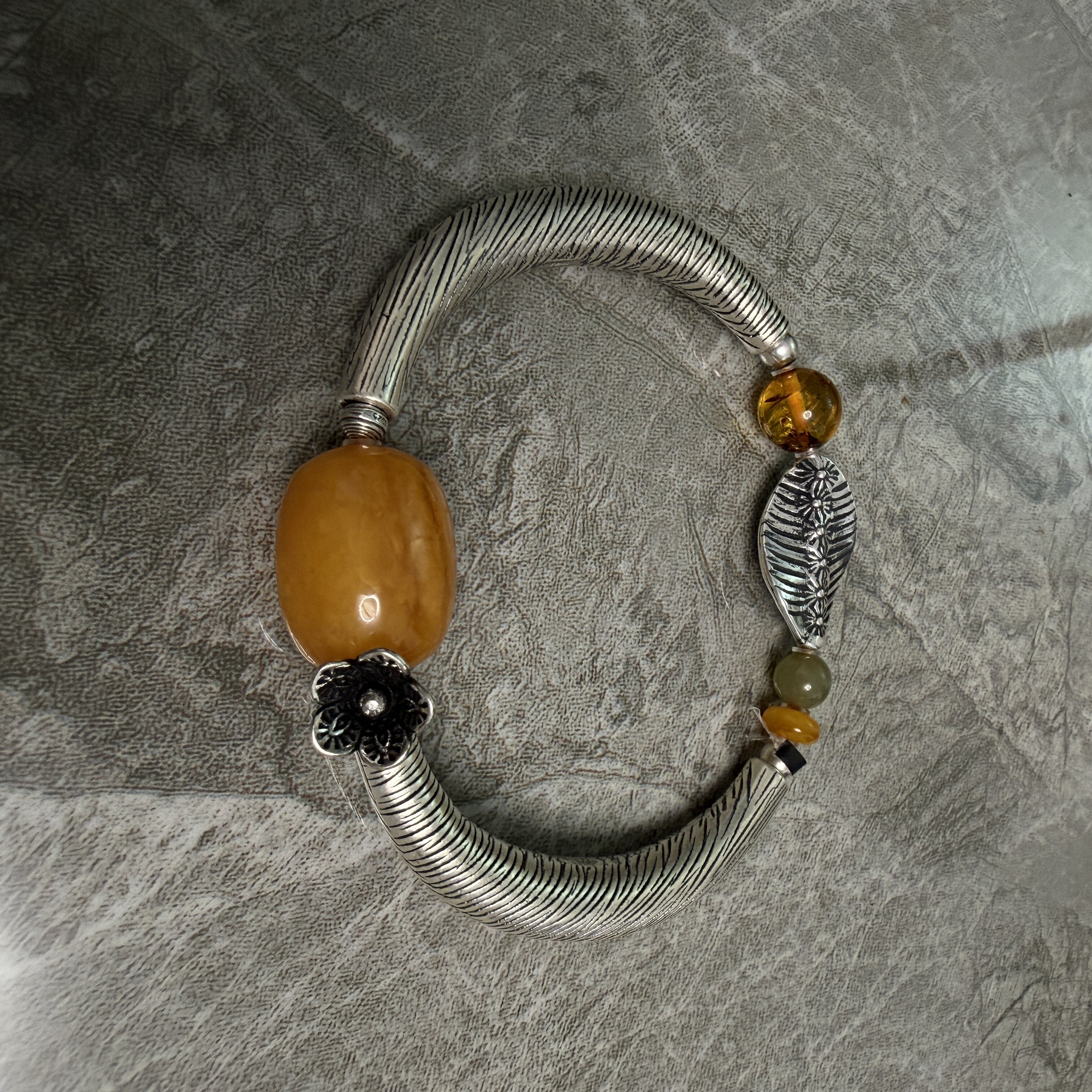 蜜蜡小花足银弯管飞碟珠OT手链女S925银轻奢百搭多样性发 S13819