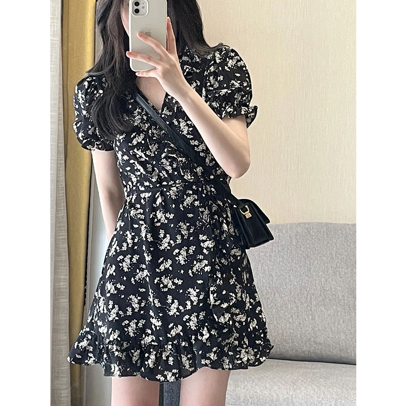 法式V领碎花a字鱼尾荷叶边一片式连衣裙子夏季黑色显瘦短款仙女裙