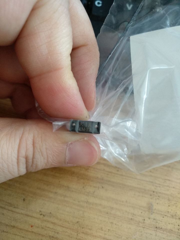 。保险丝 大1A LM72 黑色