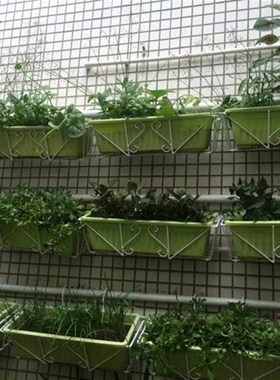 The flower rack hanging on the balcony railing is a kind of