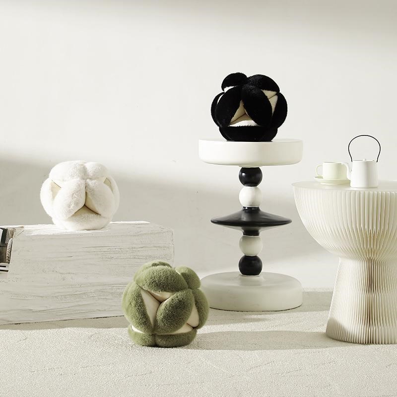 热销球形毛绒沙发抱枕样板间软装搭配沙发小靠枕含芯毛绒绣球床头