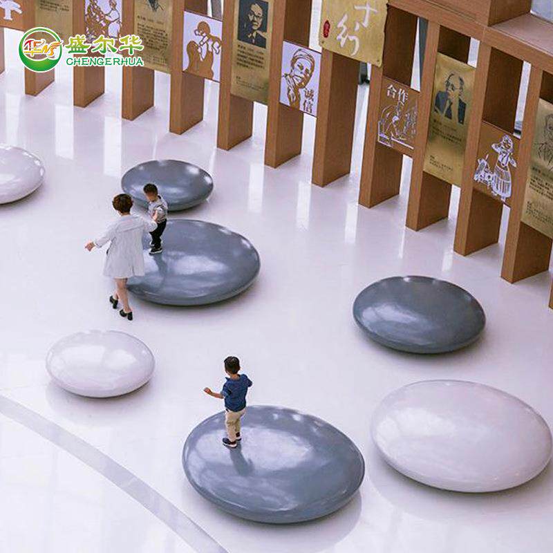 商场玻璃钢睡床石头造型雕塑棋子水滴石等候休息躺椅装饰美陈摆件