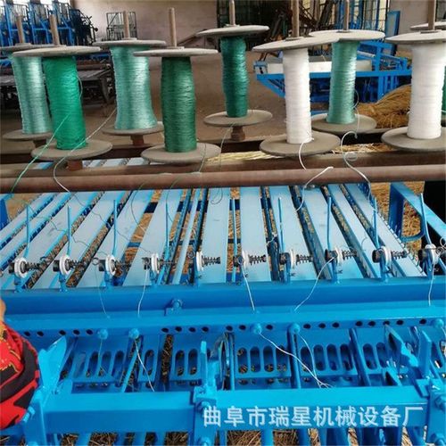 小麦秸秆编d织草帘机 牧草稻草帘子机 自动切边草毡机出售