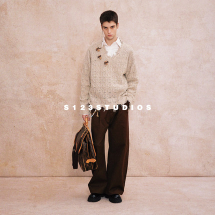 S123 高智学院氛围感慵懒风V领设计感毛衣男宽松立体小熊针织上衣