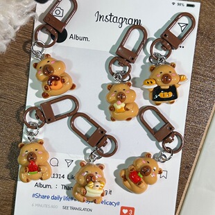 软萌贪吃卡皮巴拉钥匙扣可爱趣味食玩面包苹果水豚挂件卡通配饰品