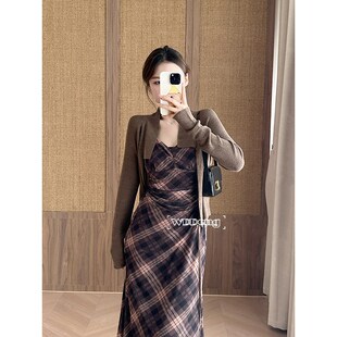 王等等微胖定制聆雾杏2024春秋新款时尚氛围感毛衫吊带格纹连衣裙