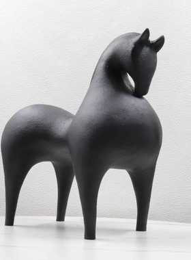 直销新款现代新中式唐马摆件红白色树脂客厅样板间办公室米兰时尚