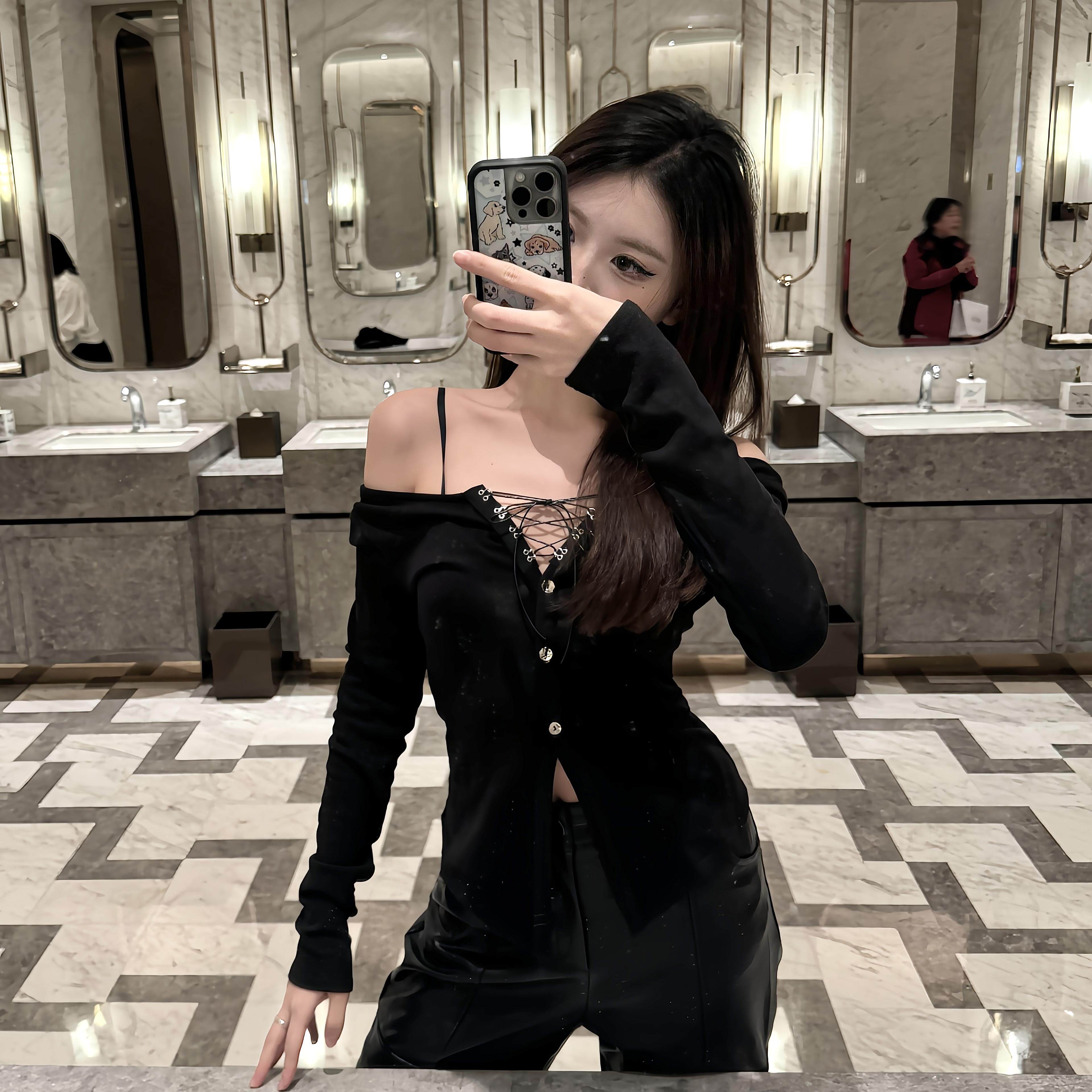 SiCii  黑色长袖T桖女秋冬辣妹设计感修身显瘦镂空上衣