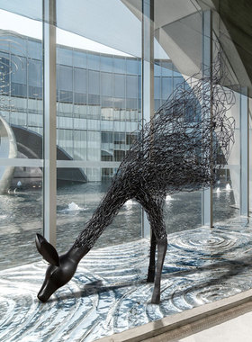 鹿摆件酒店大堂艺术空间抽象雕塑镂空铁艺大型落地动物工艺装饰品