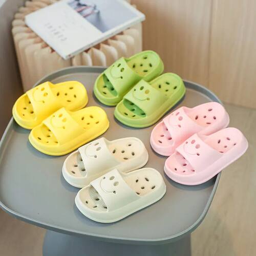 Children's smiling face Leaking slippers Comfortable shower