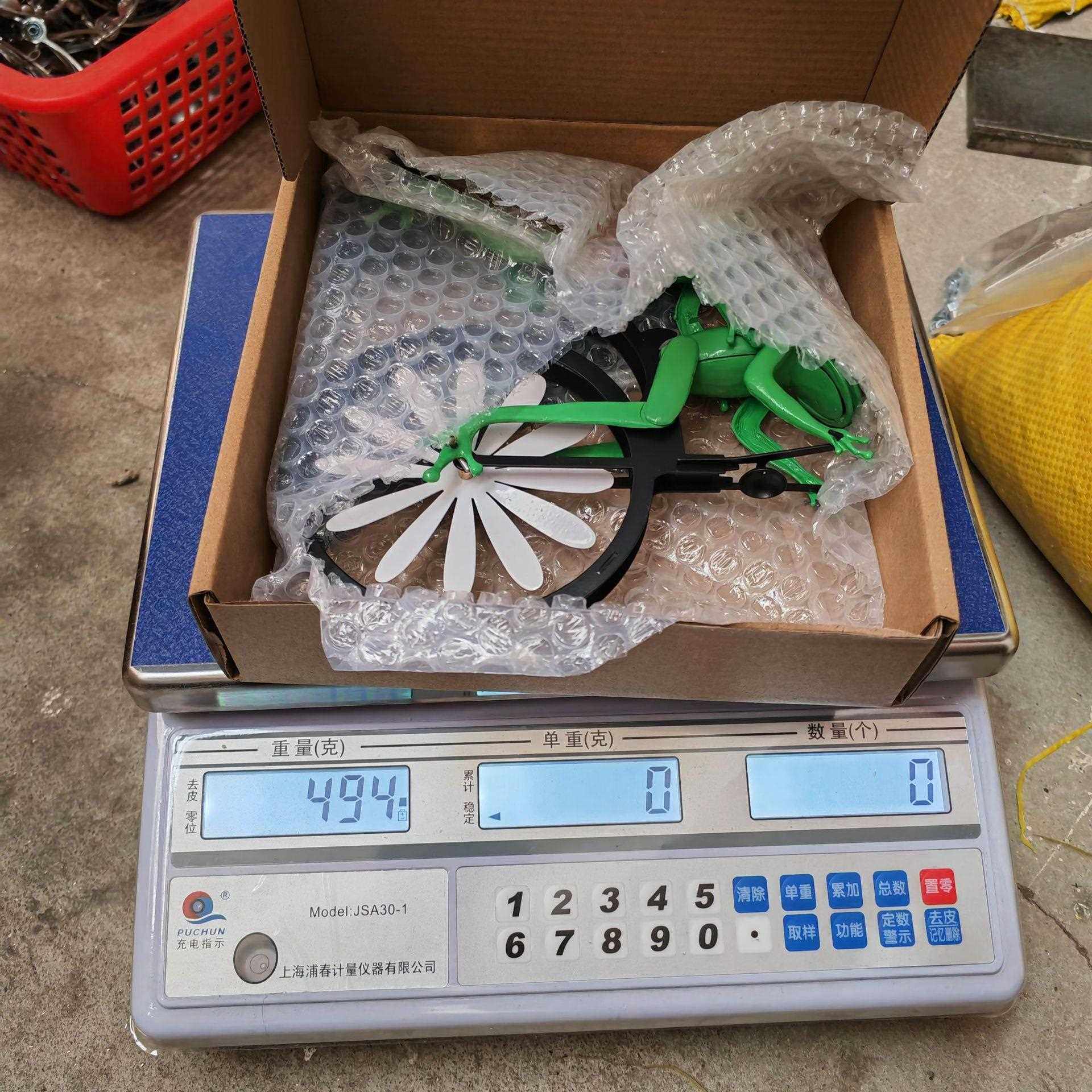 直销新款新款卡通青蛙骑车金属风车动物摩托车铁艺庭院花园装饰